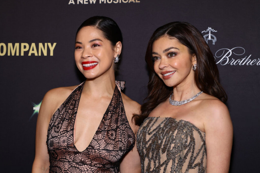 Celeb – Sarah Hyland – Nude