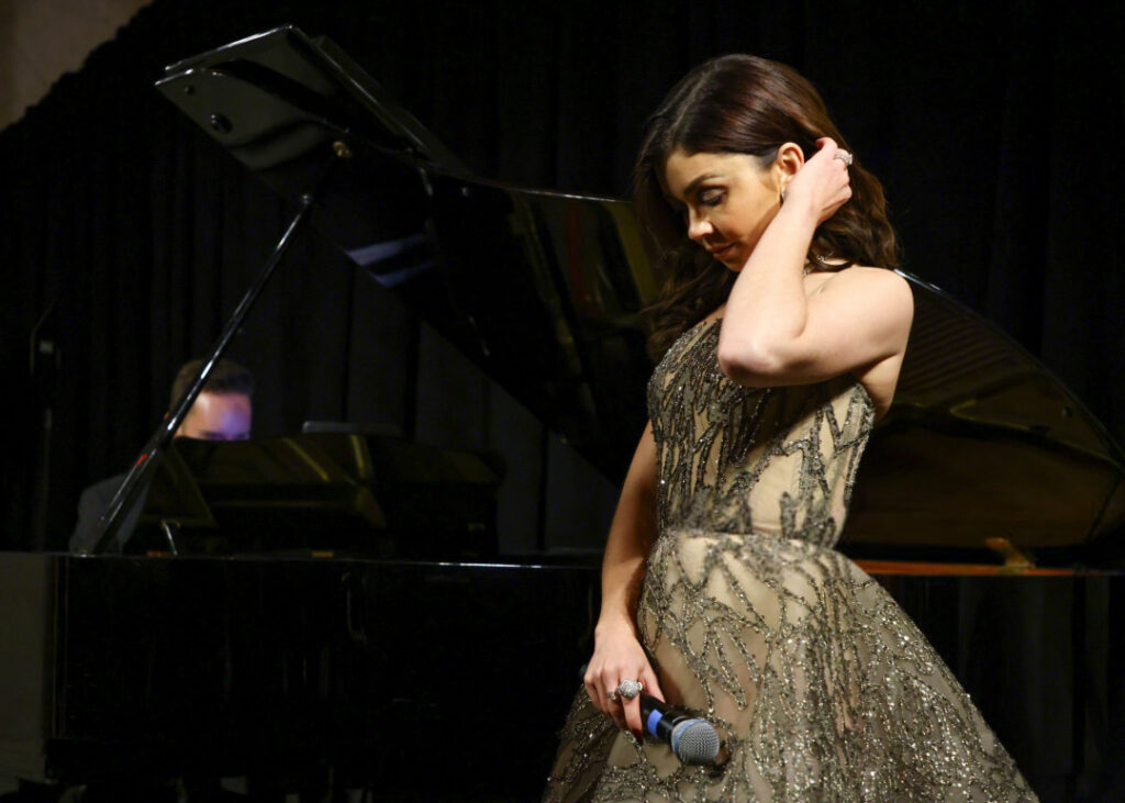 Celeb – Sarah Hyland – Nude