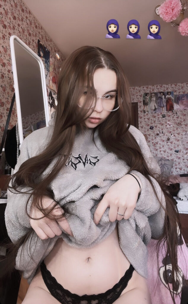 Cam Girls – Retired – sora4kawu, sora_4ka, emilyfluffy, Emily_Qween – Nude