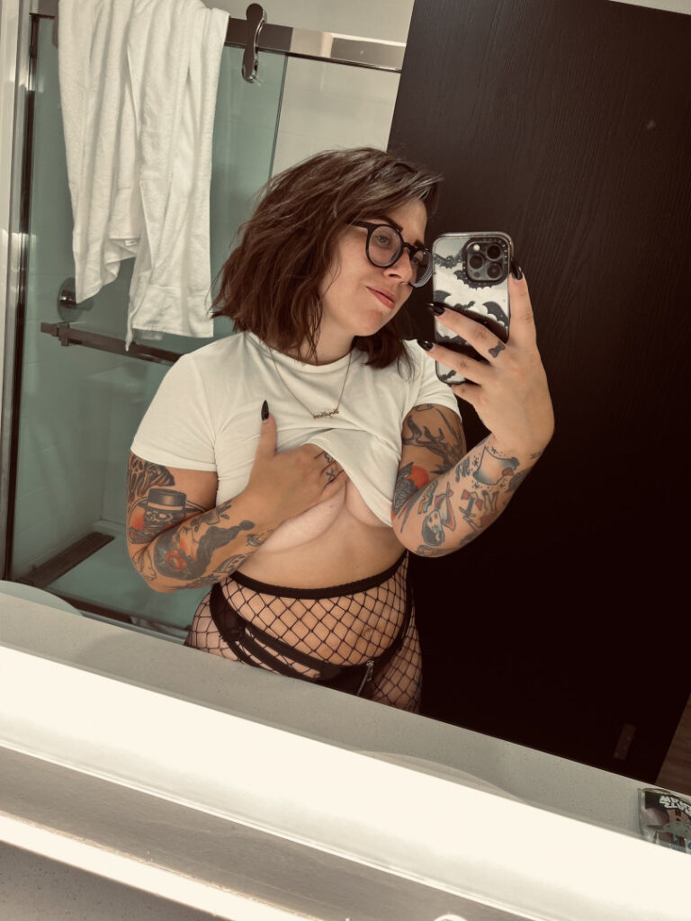 ⠀X⠀ – T H I C C – Stepstool Sarah – Nude Leaks