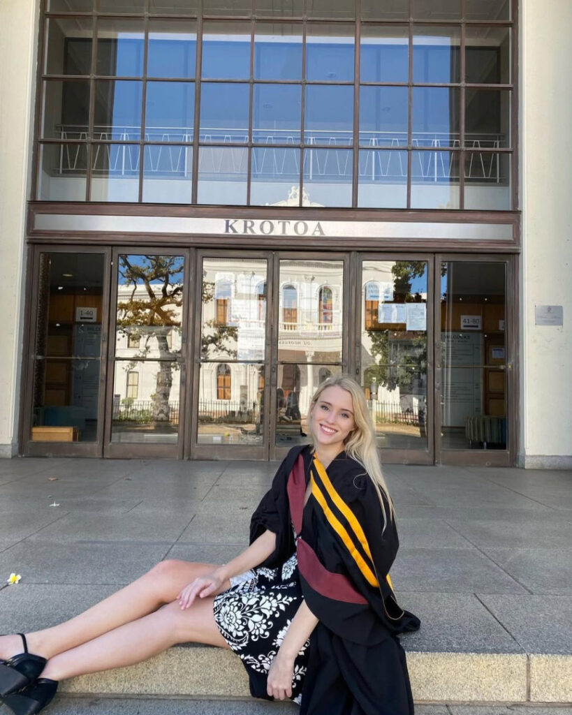 Instagram – Thea Booysen – Nude