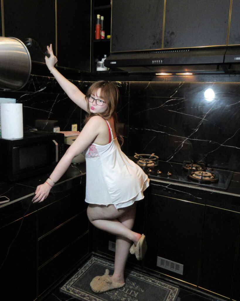 Instagram – T H I C C – Indonesian – Tokyovibes / initokyolagi – Nude