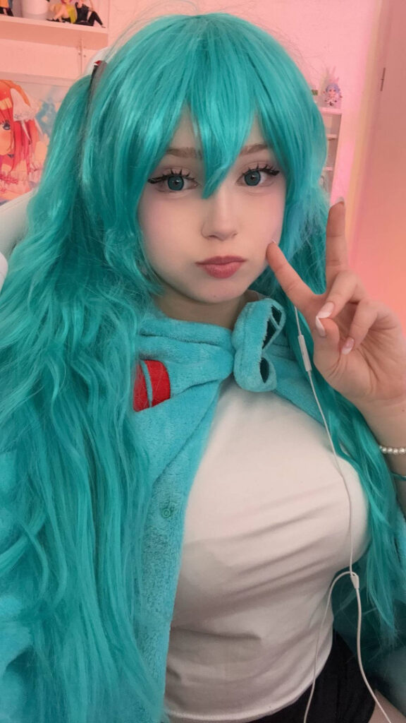 Twitch – TikTok – Ko-fi – Upminaa – Nude