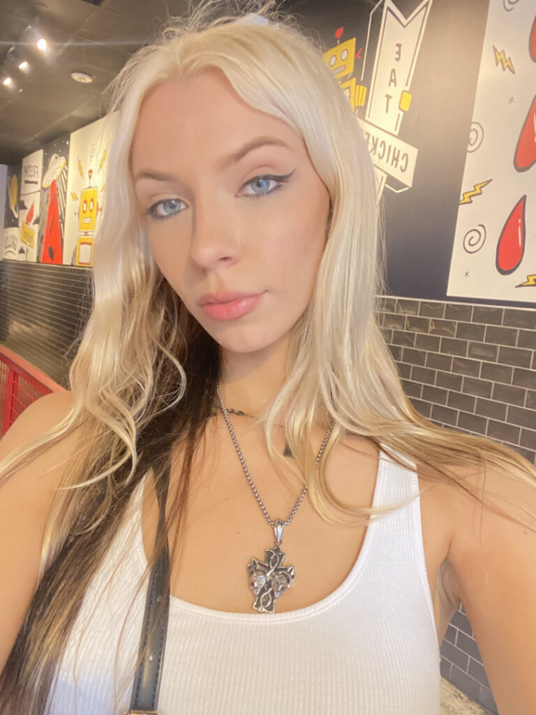 OnlyFans – Instagram – vivisvvs / thevictoriarosee / vinasfantasy – Nude