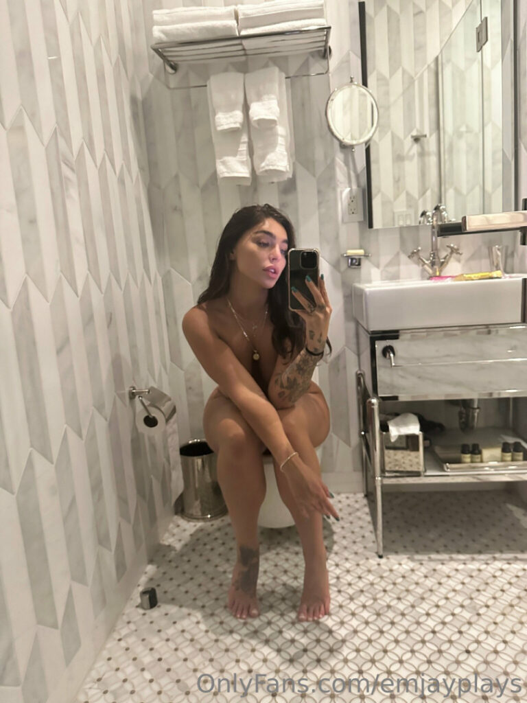 Emily Rinaudo | EmjayyPlays – Nude Leaks Onlyfans