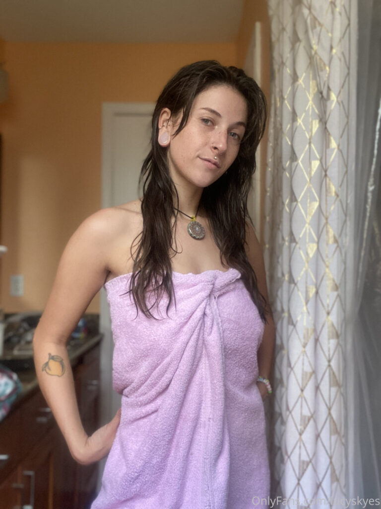 Lucyskyes (Megan Bitchell’s Sister) – Nude Leaks Onlyfans