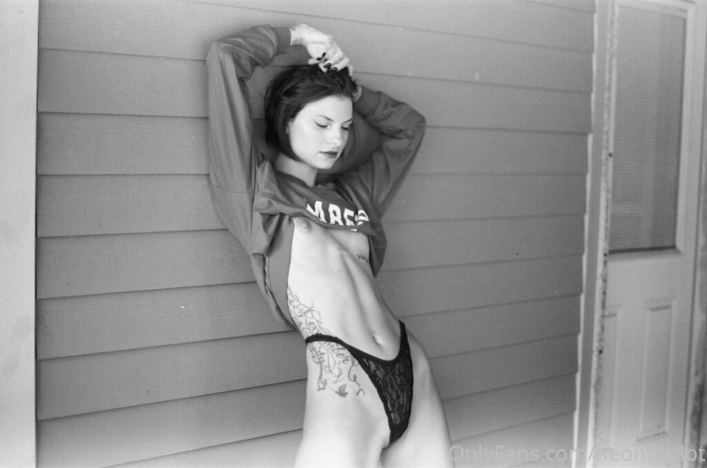 theneonharlot / Dev Marie – Nude Leaks Onlyfans